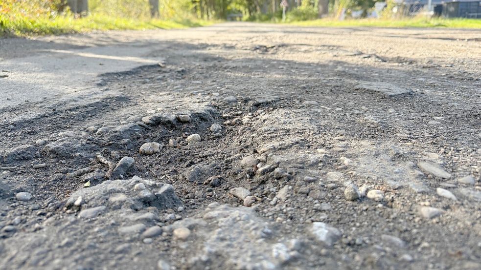 Solche Löcher prägen den Utender Damm in Strücklingen zwischen Hauptstraße und Unterführung. Foto: Hellmers