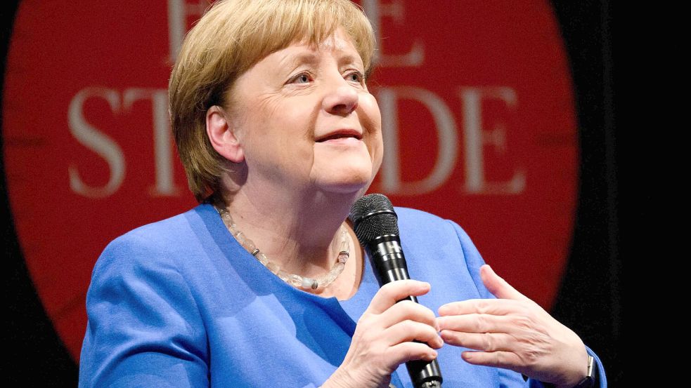 Angela Merkel auf der Bühne des Deutschen Schauspielhauses in Hamburg. Foto: Gregor Fischer/AFP