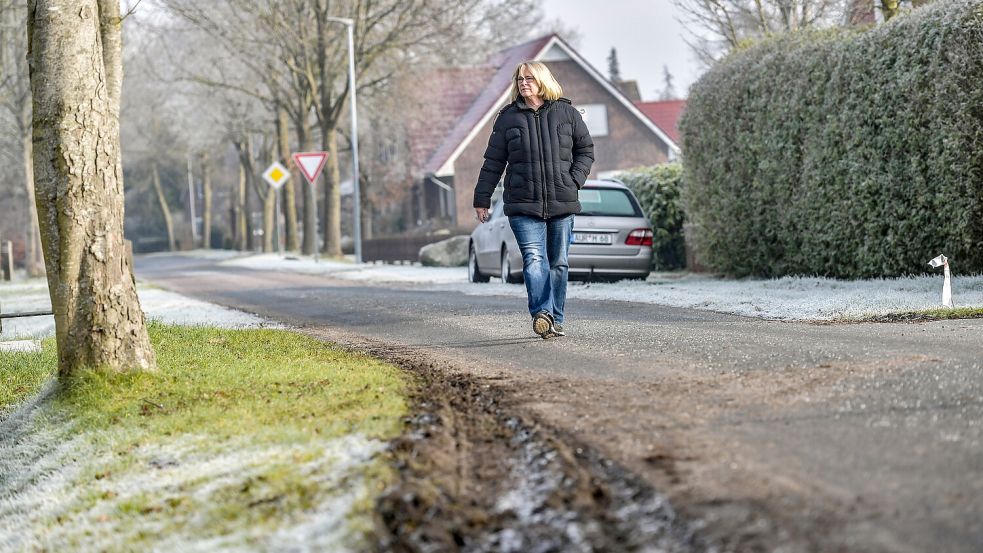 Dieser Teil der Dorfstraße führt als Schleife an der Bushaltestelle und dem Spielplatz vorbei. Deren Anlieger sollen noch weit höhere Beiträge zahlen als alle anderen. Foto: Ortgies