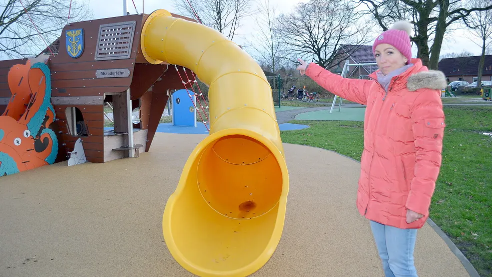 Zwillingsmutter Diana Cordes aus Rhaudermoor hatte die Verunreinigungen auf dem Spielplatz am Hinrich-Stuart-Weg entdeckt und Bilder davon in den Sozialen Netzwerken geteilt. Foto: Fertig
