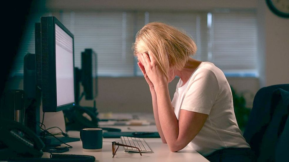 Burnout-Betroffene sehnen sich nach der Anerkennung am Arbeitsplatz. Foto: IMAGO/Shotshop