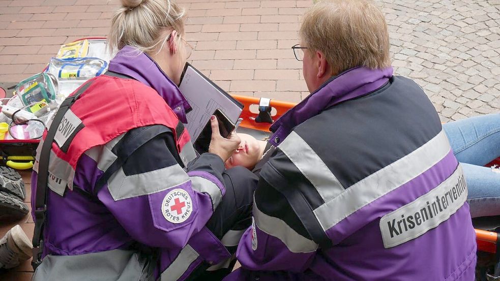 Helfer: Das Team der Psychosozialen Notfallversorgung unterstützt Opfer, Einsatzkräfte, Zeugen und auch Bestatter. Symbolfoto: Dickerhoff