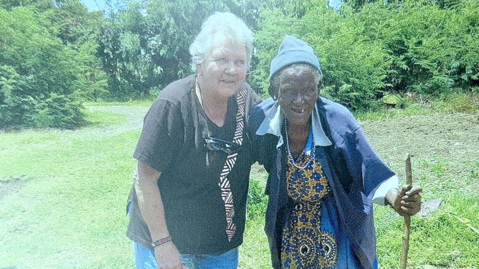 Die Kenianerin Cho-Cho – auch Oma genannt – freut sich über den Besuch von Annegret Krause aus Ihren. Foto: Privat
