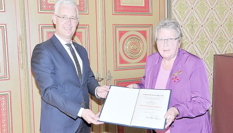 Im September 2021 hat Annegret Krause aus Ihren das Bundesverdienstkreuz verliehen bekommen. Die Laudatio hielt Landrat Matthias Groote. Archivfoto: Wolters