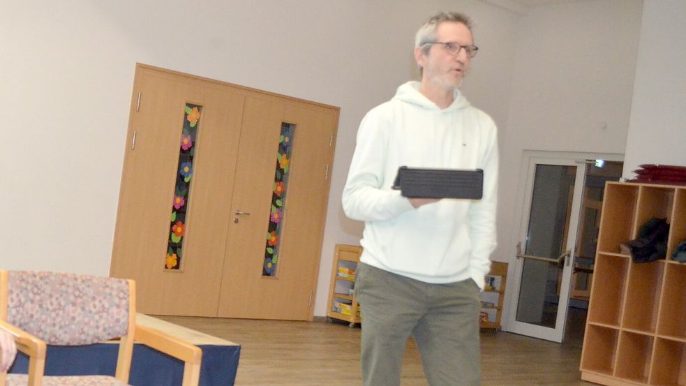 Johannes Lindemann, Schulleiter der Grundschule Ostrhauderfehn, stellte die Vor- und Nachteile des bisher laufenden Pool-Projekts dessen Nachfolgeregelung, dem Pooling, gegenüber. Foto: Fertig