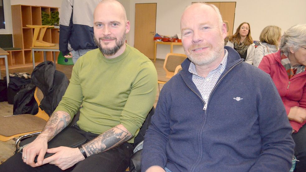 Matthias Preuß (links) ist als Sozialpädagoge des Leinerstifts beim Pool-Projekt an der Osterfehntjer Grundschule tätig. Zum Info-Abend kam auch der Leiter der Leinerstift Ems Region gGmbH, Heidjer Schwegmann. Foto: Fertig