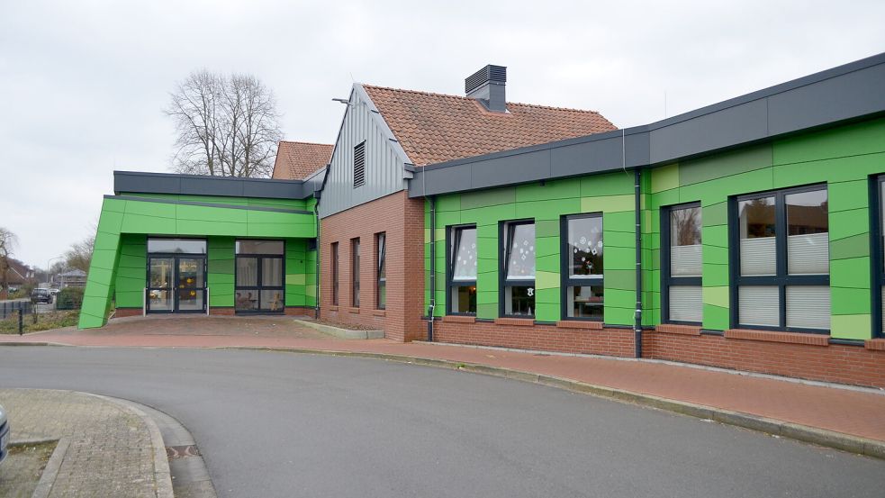 Die Grundschule an der Middendorfstraße in Ostrhauderfehn gehört mit aktuell 272 Schülerinnen und Schülern zu den größeren der 46 Grundschulen im Landkreis Leer. Dort läuft seit Anfang 2018 das Modellprojekt Poollösung. Obwohl es sich pädagogisch bewährt hat, wird es zum Ende des Schuljahrs 2025/26 eingestellt. Der Landkreis begründet dies mit gestiegenen Kosten und einer veränderten Gesetzeslage. Foto: Fertig