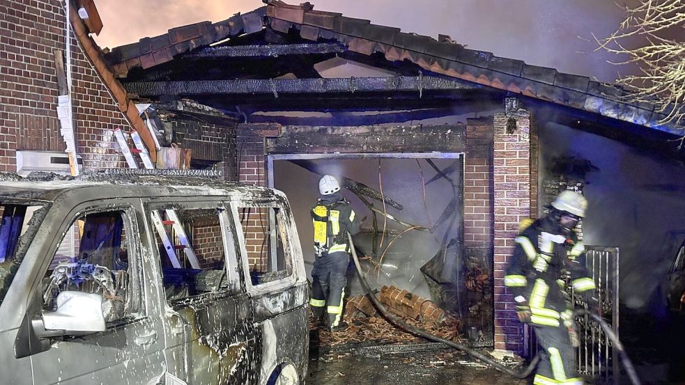 Die Garage mit einem Carport wurden durch das Feuer zerstört. Auch der Bulli und ein weiteres Fahrzeug brannten aus. Foto: Ammermann