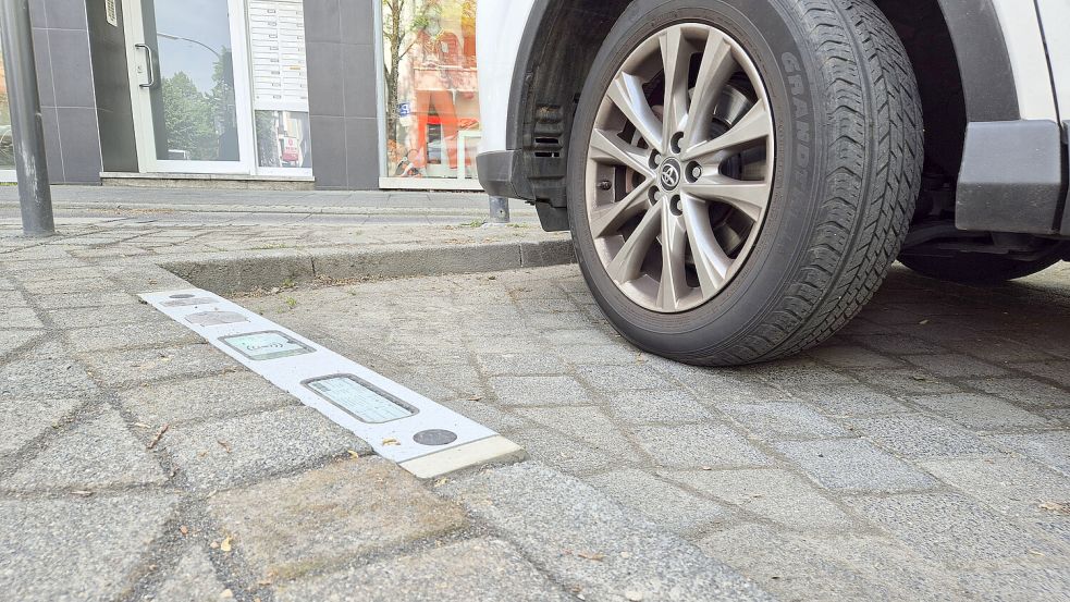 Seit fast einem Jahr wird das Potenzial von Ladebordsteinen an mehreren Standorten in Nordrhein-Westfalen erprobt. Foto: Sascha Thelen/dpa