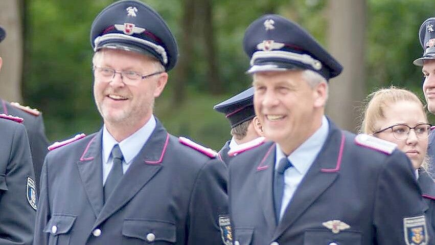 Wolfgang Harms (links) und sein bisheriger Stellvertreter Gerhard Tebben. Tebben wird nun kommissarisch das Amt des Ortsbrandmeisters übernehmen. Foto: privat