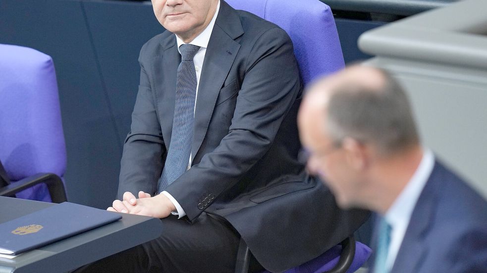 Teilten bei der allerletzten Generaldebatte der Legislaturperiode nochmal heftig gegeneinander aus: Bundeskanzler Olaf Scholz und Unions-Kandidat Friedrich Merz. Foto: IMAGO/Political-Moments