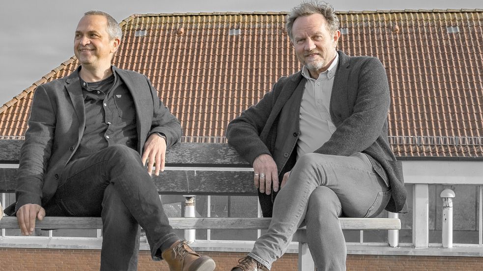 Liedermacher Otto Groote (rechts), ein Freund des verstorbenen Künstlers Zoppe Voskuhl, wird zur Finissage gemeinsam mit Ralf Strotmann, dem Bassisten des Otto-Groote-Ensembles, ein Konzert im Kunsthaus geben. Dabei werden Lieder gespielt, die Grotte mit Zoppe Voskuhl verbinden. Foto: Otto-Groote-Ensemble