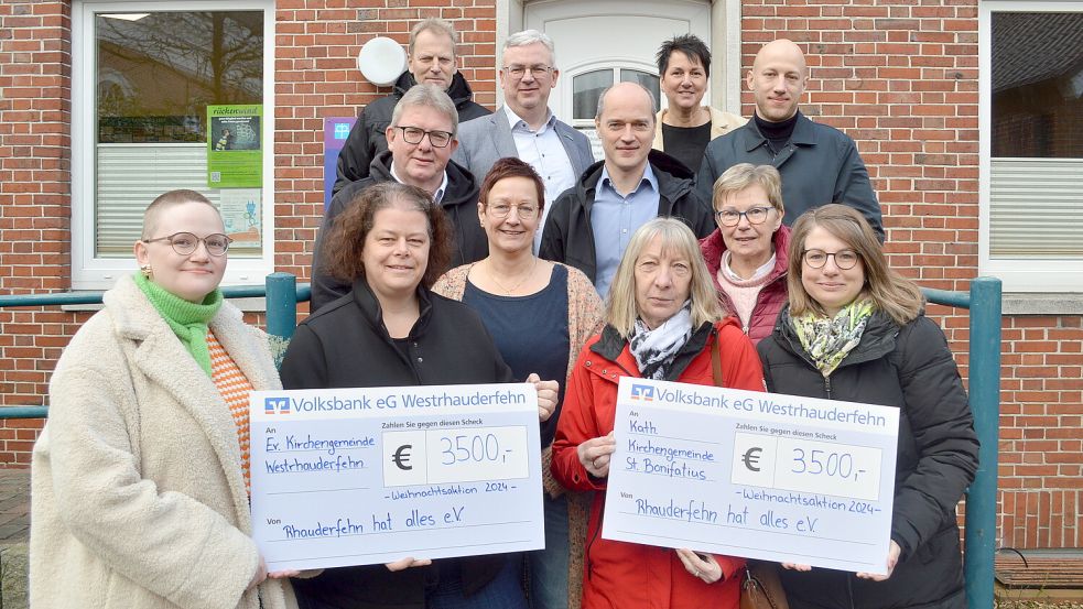 Über die Summe von jeweils 3500 Euro durften sich Vertreter der katholischen Kirchengemeinde St. Bonifatius Westrhauderfehn und der evangelisch-lutherischen Dreieinigskeits-Kirchengemeinde Rhauderfehn freuen. Das Bild zeigt die Vertreter des Gewerbevereins mit den Vertretern der beiden Kirchengemeinden. Foto: Weers