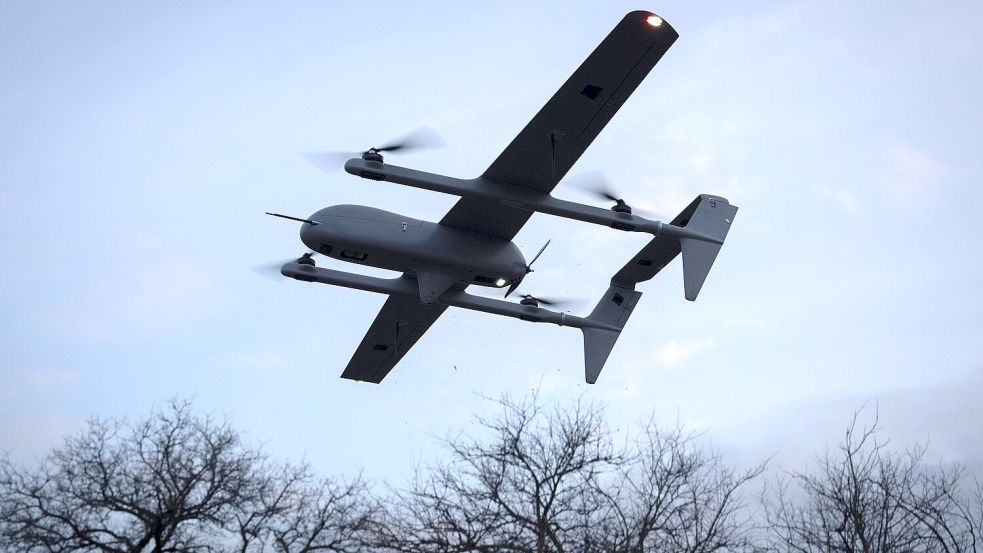 Kann mit ihren Rotoren sowohl schweben als auch mit den Flügeln und dem Heckrotor längere Strecken bewältigen: Eine „Poseidon H10“ Mittelstrecken-Drohne der 22. mechanisierten Brigade der Ukraine an der Frontlinie. Foto: Efrem Lukatsky