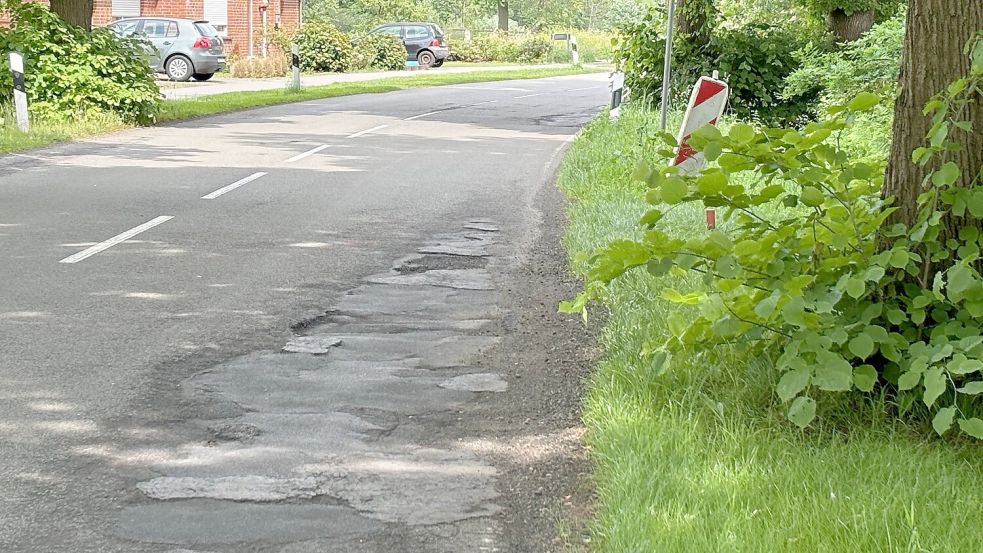 Loch an Loch und hält doch? Schlaglöcher und Risse sind auf der L 30 keine Seltenheit. Foto Kruse (Archiv)