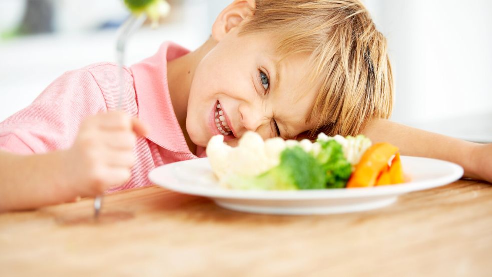 Eltern versuchen oft, ihre Kinder auf den Geschmack gesunder Snacks zu bringen. Foto: IMAGO/peopleimages.com