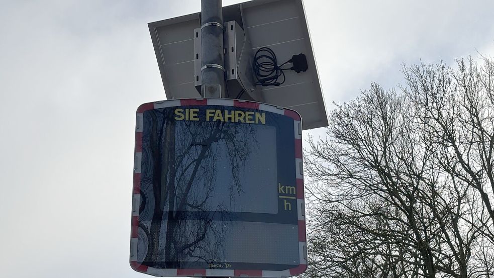 Diese Geschwindigkeitsanzeigetafel – auch Verkehrsdisplay genannt – steht aktuell an der Kirchstraße im Heseler Ortsteil Kiefeld. Foto: Löschen