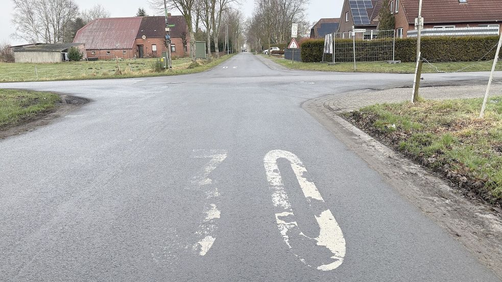 Die 30er-Piktogramme im Kreuzungsbereich Bahnhofstraße, Beningastraße und Schulstraße sind teils kaum mehr zu erkennen. Foto: Löschen