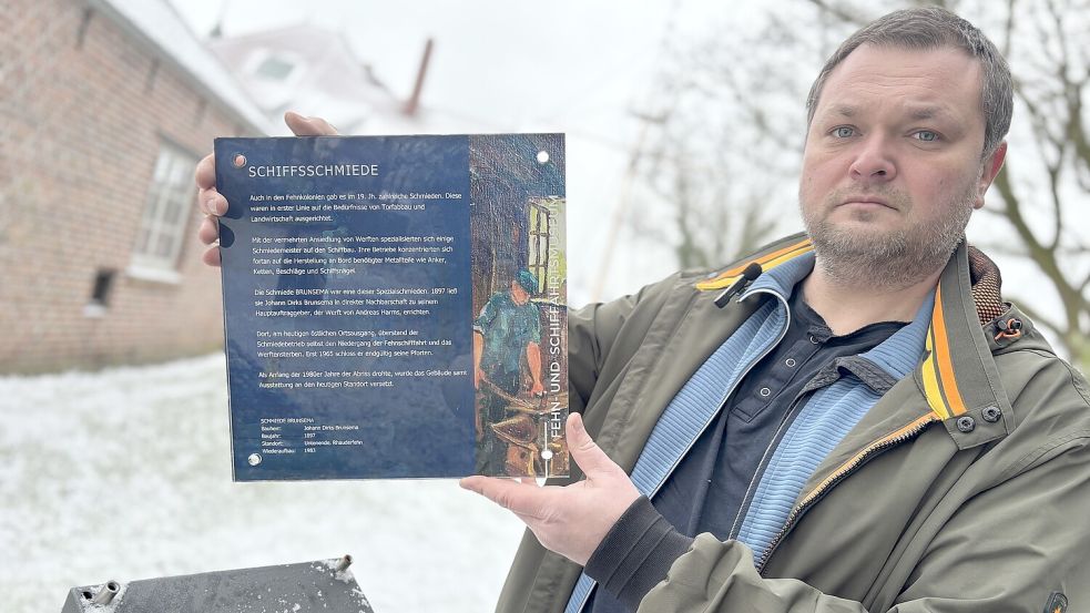 Museumsleiter Marcus Neumann mit einem Schild, das abmontiert und in den Garten geworfen wurde: Der erneute Vandalismus, sagt er, habe ihm einen richtigen Schlag versetzt. Foto: Janßen
