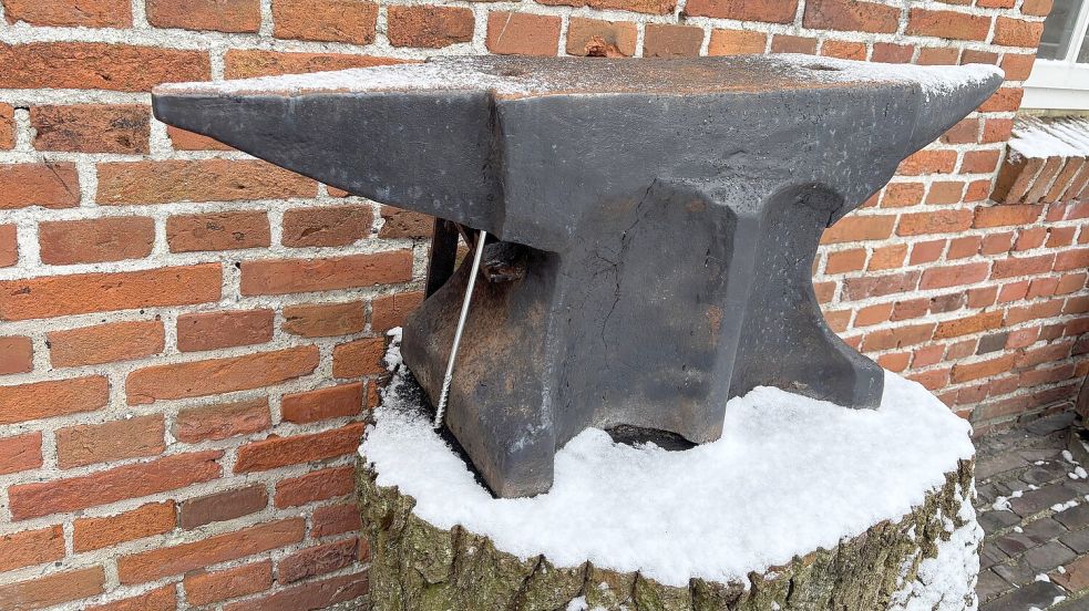 Im Oktober war der schwere Amboss mit Gewalt vom Holzstock gerüttelt worden. Foto: Janßen