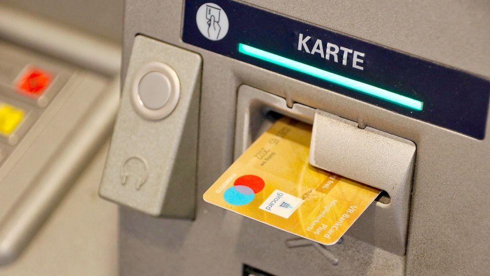 Geld, das abgehoben wird, landet manchmal in den Fängen von Betrügern. Symbolfoto: Pixabay