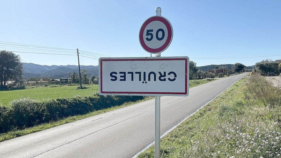 Umgedrehte Ortsschilder: Immer mehr Bauern in Spanien protestieren auf besondere Weise gegen Bürokratie und Freihandelsabkommen mit nicht-europäischen Staaten. Foto: Revolta Pagesa