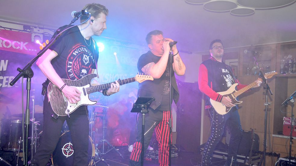 Die Band RockShots war am Samstag zu Gast in Plümers Gaststätte in Rhauderfehn. Ein weiteres Konzert im nächsten Jahr ist bereits bestätigt. Foto: Weers