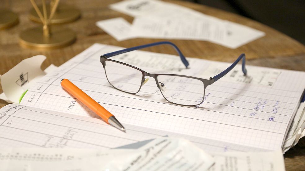Handy-App, Excel-Tabelle oder wie hier klassisch auf Papier – ein Haushaltsbuch kann man auf verschiedene Arten führen. Foto: Banik