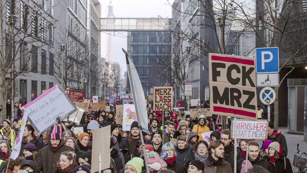 In mehreren Städten Deutschlands gab es Dmeonstrationen gegen Friedrich Merz und die CDU - teilweise organisiserten staatlich geförderte vereine die Proteste. Foto: IMAGO/Hami Roshan