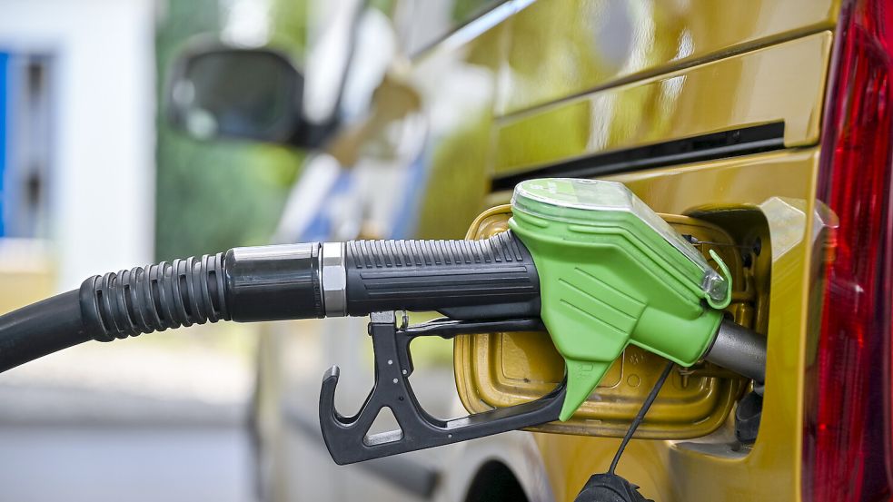Die Benzin- und Dieselpreise steigen: Um Sprit zu sparen, locken Hersteller Autofahrer mit einem Trick. Foto: dpa/Uwe Lein