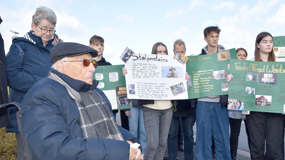 Der Holocaustüberlebende Albrecht Weinberg nimmt seit Jahren an Gedenkveranstaltung anlässlich der Pogromnacht in Rhauderfehn teil. Das Bild aus dem Jahr 2022 zeigt Rhauderfehner Schüler, die Plakate mit Infos zu den drei jüdischen Familien, die in Rhauderfehn gelebt haben, hoch. Fotos: Ammermann