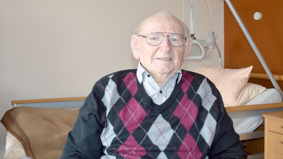 Im Pflegeheim des Evangelischen Seniorenzentrums Rhaudermoor (Ancora-Ring) hat Frithjof Hunecke ein eigenes Zimmer. Der ehemalige Feuerwehrmann und Lokalpolitiker feiert morgen seinen 85. Geburtstag. Foto: Weers