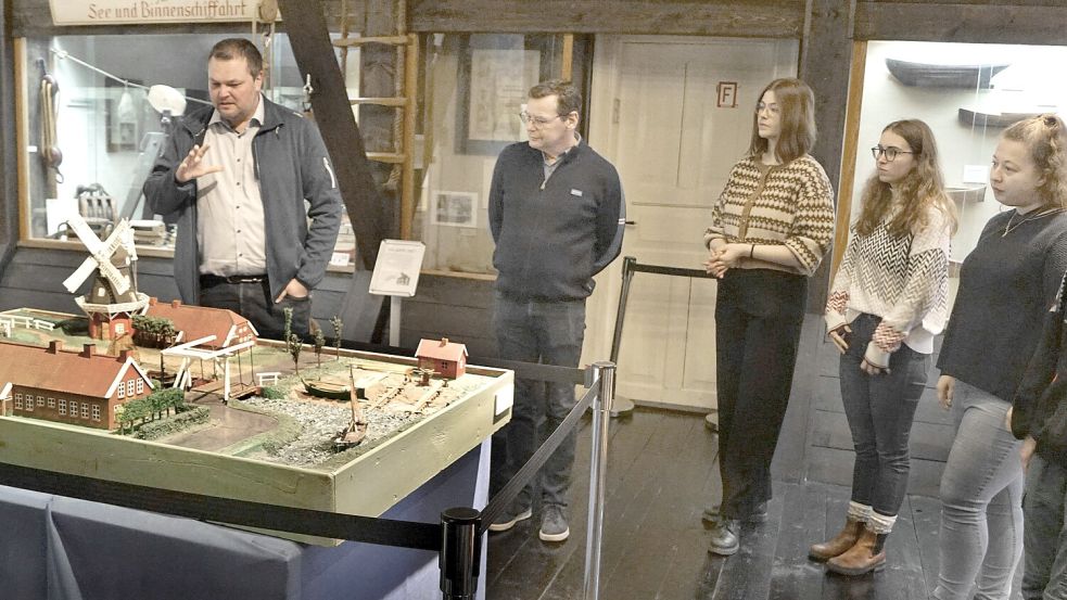 Museumsleiter Marcus Neumann (links) erläutert dem Gruppenleiter Frank Fokken (Mitte) und den Studierenden die Fehngeschichte. Foto: Privat