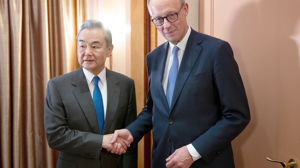 Möglichkeit zum Austausch: Friedrich Merz und Chinas Außenminister Wang Yi auf der Münchner Sicherheitskonferenz. Foto: dpa/Sven Hoppe