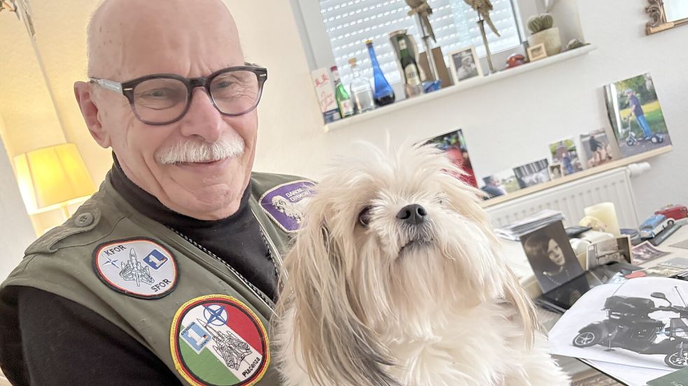 Wolfgang Pohl mit Hündin Luna: Die beiden leben in Ostrhauderfehn. Der Hund hält den Senior auf Trab. Foto: Janßen
