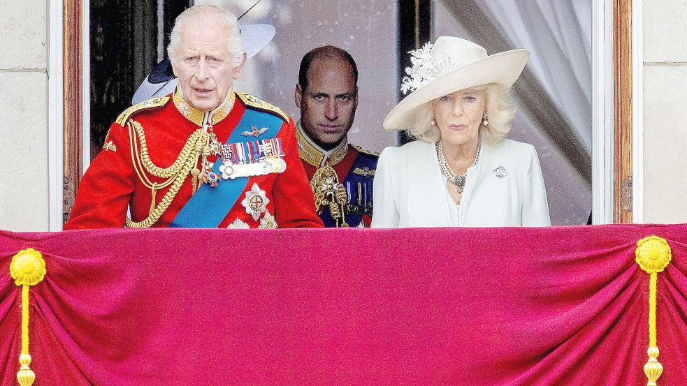Soll Camilla (r.) zu ihrer Rolle als Königin überredet haben: König Charles III (l.). Das geht aus den neuesten Enthüllungen ihrer Angestellten hervor. Foto: IMAGO/PPE