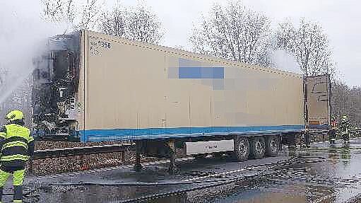 Der Auflieger des Lkw wurde durch das Feuer schwer beschädigt. Foto: Polizei