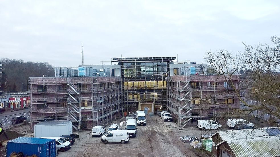 Frontansicht des neuen Rathauses: 140 Beschäftigte sollen bald in das 4500 Quadratmeter große Gebäude einziehen. Foto: Eden