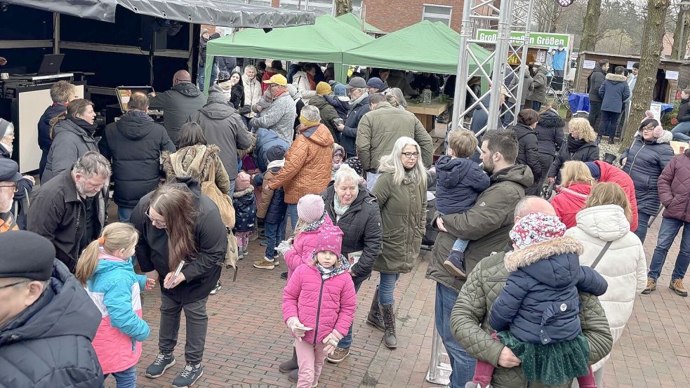 Auf dem Marktplatz in Ostrhauderfehn hat am Samstagnachmittag der Weihnachtsmarkt begonnen. Foto: Zein