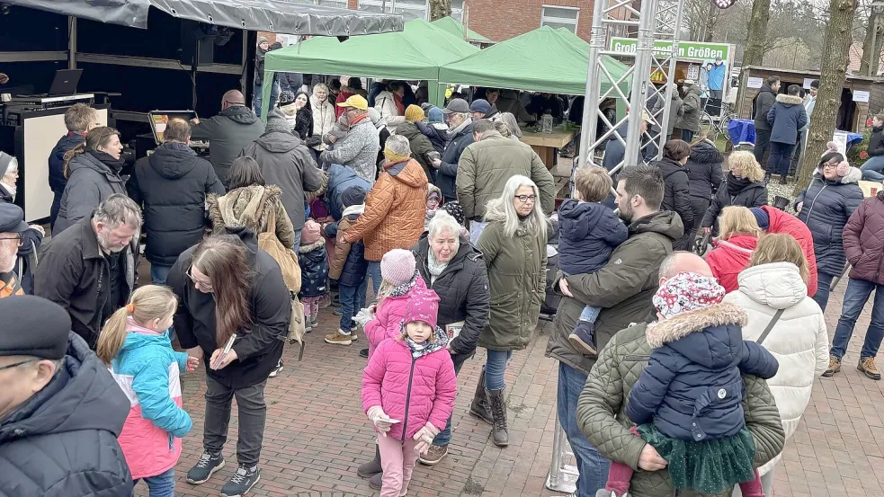 Auf dem Marktplatz in Ostrhauderfehn hat am Samstagnachmittag der Weihnachtsmarkt begonnen. Foto: Zein
