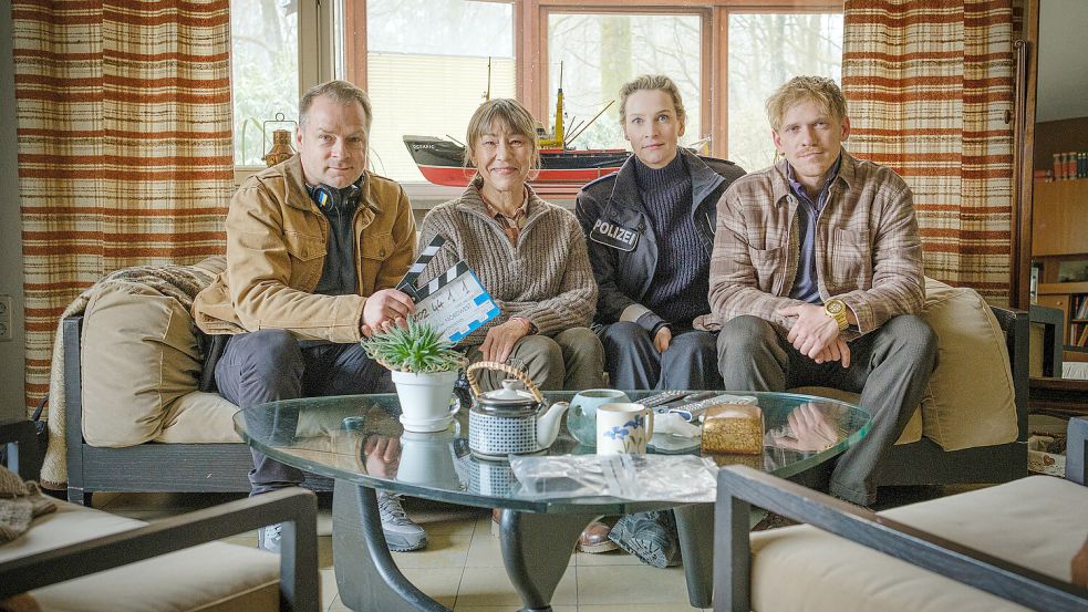 Die Dreharbeiten zur neuen Folge von „Nord bei Nordwest“ mit (v.l.) Hinnerk Schönemann, Gitta Schweighöfer, Jana Klinge und Pit Bukowski finden unter anderem in Hamburg statt. Foto: NDR/Gordon A. Timpen