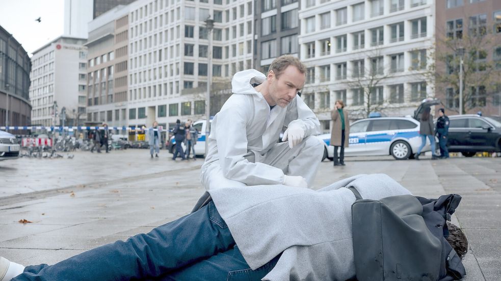 Ein Scharfschütze hat den jungen Politiker Weghorst erschossen. Weil König Charles in ein paar Stunden eintreffen soll, soll Kommissar Robert Karow (Mark Waschke) einen Terroranschlag ausschließen. „Tatort: Vier Leben“ am Sonntag, 16. Februar um 20.15 Uhr im Ersten und in der ARD Mediathek. Foto: © rbb/Gordon Muehle