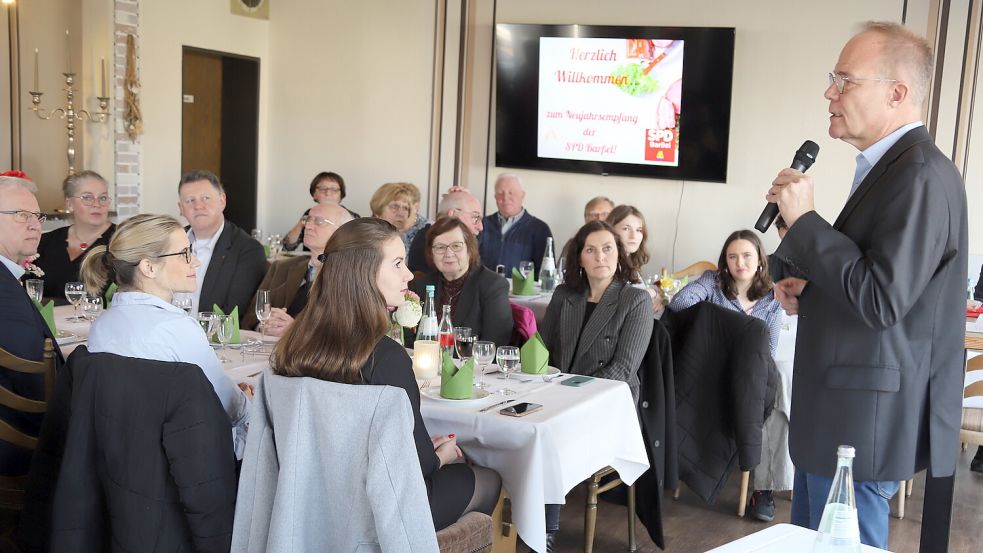 Der Generalsekretär der SPD, Matthias Miersch (rechts), schwor die Genossen auf dem Neujahrsempfang des Ortsvereins Barßel auf die letzten Tage des Bundestagswahlkampfes ein. Fotos: Passmann