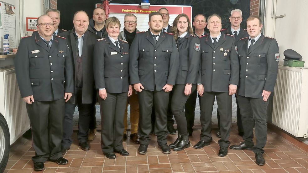 Auf der Jahreshauptversammlung in Völlen trafen sich (von links): Markus Bruns, Joachim Lassahn (stellvertretender Gemeindebrandmeister), Jan-Uwe Kromminga (Ortsbürgermeister Völlen), Lars Reinders (Ortsvorsteher Mitling Mark), Tanja de Freese, Theo Douwes, Philipp Freerichs, Frank Harms, Anna-Christina Jansen, Werner Brandt, Jan-Peter Bruns, Frank Schöpper und Stephan Minas. Foto: Feuerwehr Völlen