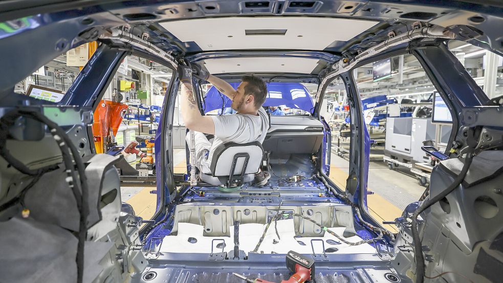 VW-Mitarbeiter im E-Auto-Werk Zwickau: 2024 suchte der Konzern deutlich weniger neue Mitarbeiter. Foto: dpa/Jan Woitas