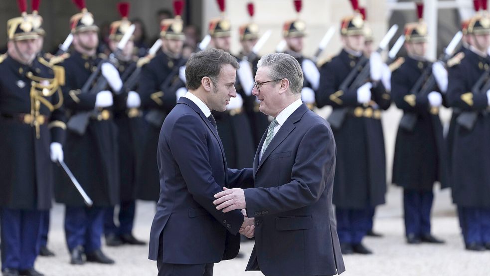 Der französische Präsident Emmanuel Macron (l.) empfängt den britischen Premierminister Keir Starmer (r.) zum Krisentreffen im Élysée-Palast. Foto: DPA/Aurelien Morissard