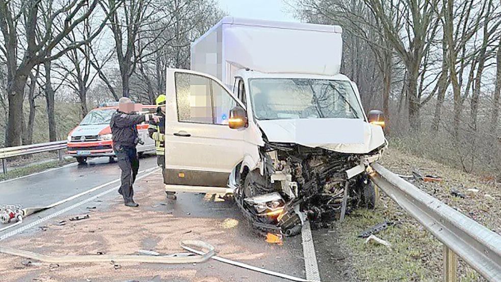 Mit diesem Kleinlaster (Foto) war der Angeklagte am 20. Dezember 2023 auf der Bundesstraße 70 bei Papenburg frontal mit einem Auto zusammengestoßen. Archivfoto: Feuerwehr Papenburg.