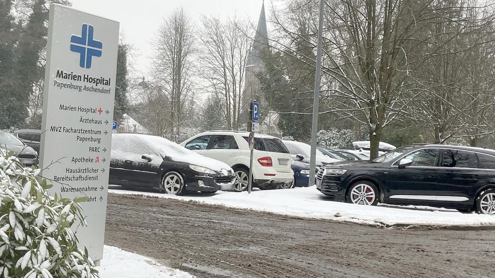 Die Parkplatz-Suche rund ums Marien-Hospital ist seit Jahren eine Herausforderung – nicht nur im Winter. Foto: Gerd Schade