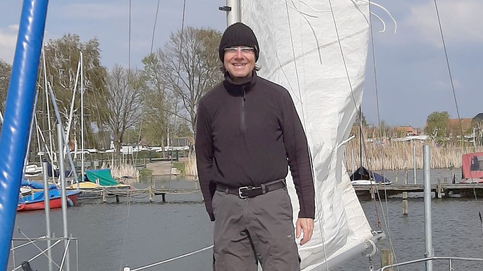 Zu seinen Freizeitaktivitäten gehört das Segeln.