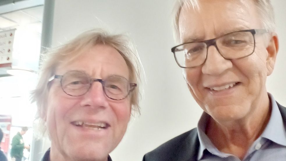 Auf dem Bild ist Uwe Meyer mit dem Linken-Politiker Dietmar Bartsch zu sehen.